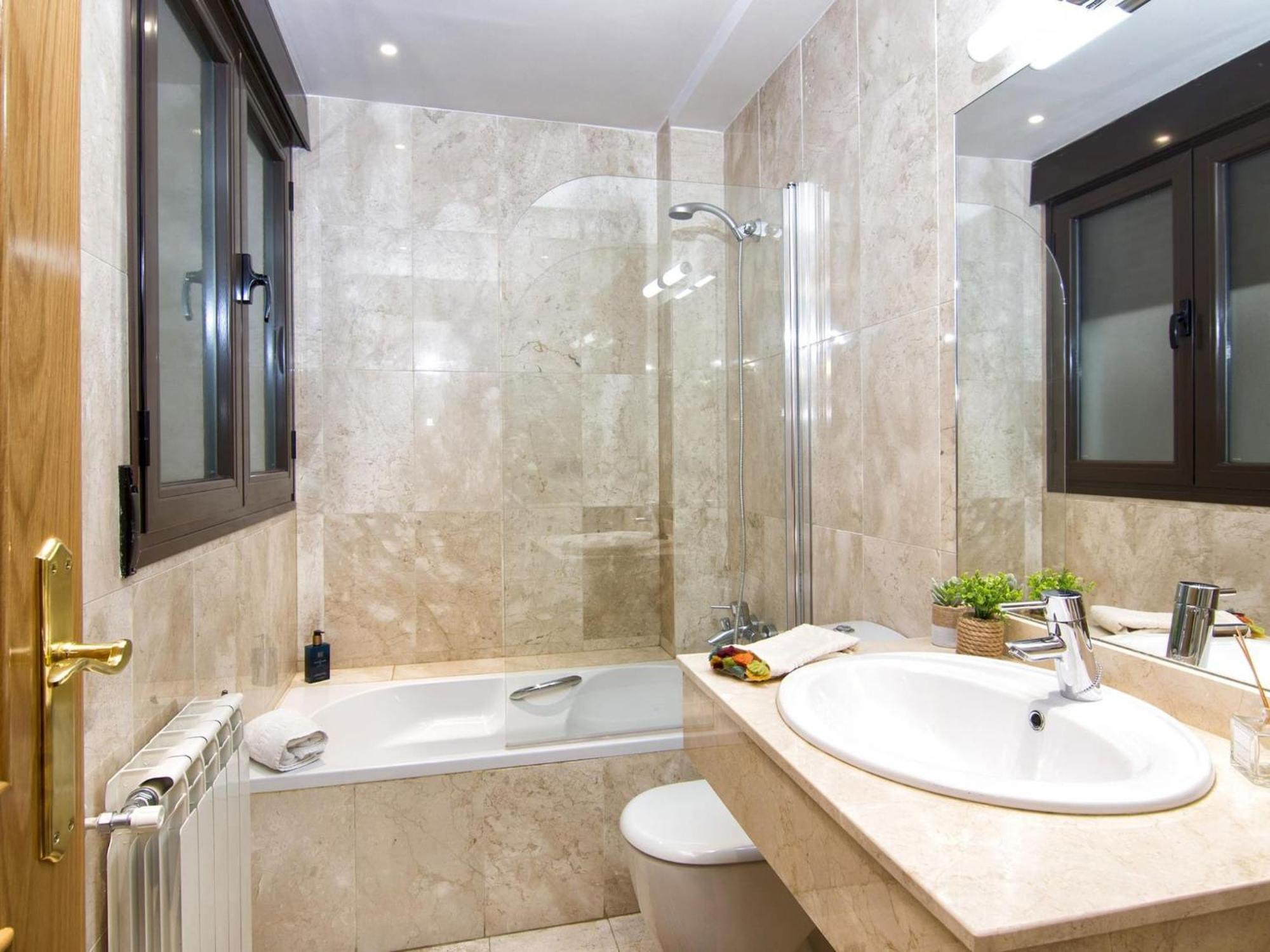 Elegant Town Hall Apartment With Views Гранада Экстерьер фото